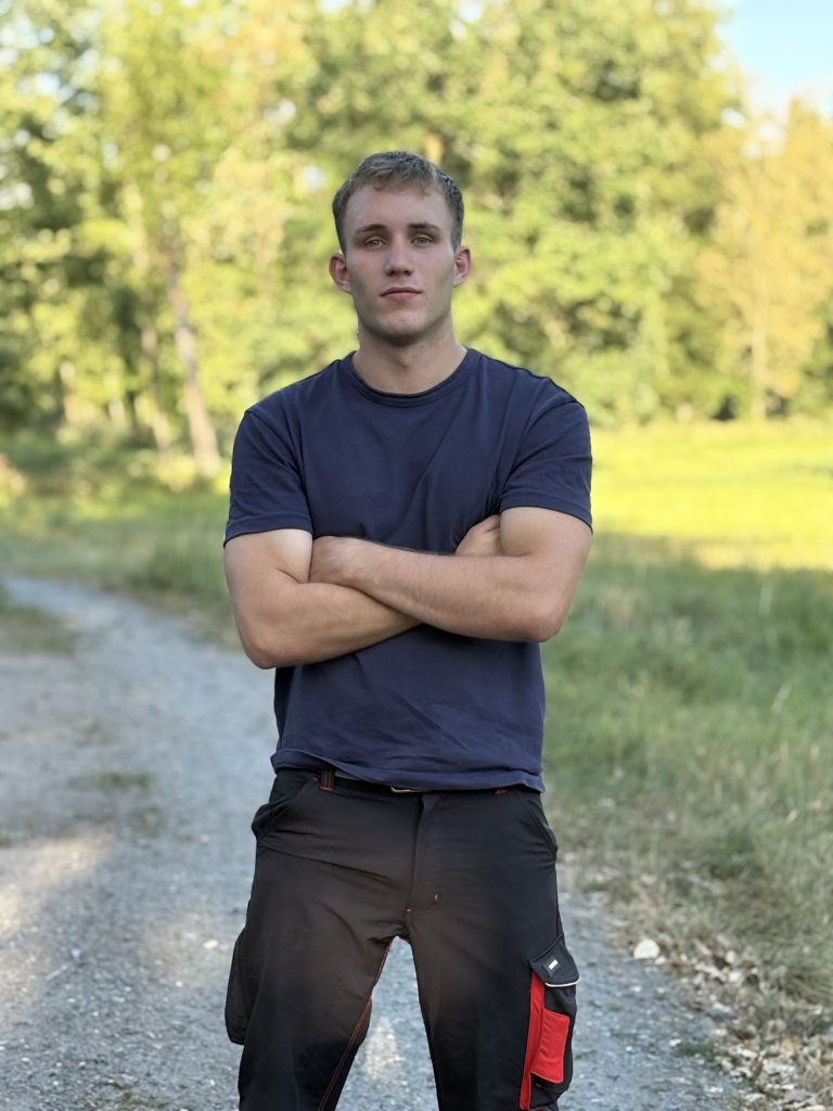 Inhaber von LF Garten- & Hausmeisterservice im Freien mit verschränkten Armen