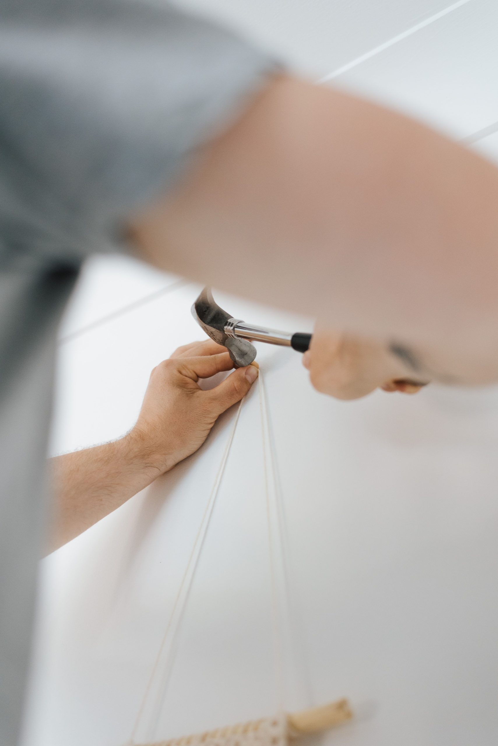 Handwerkliche Reparatur: Befestigung eines Wandhakens